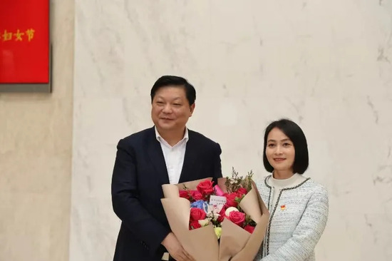 鲜花赠巾帼 情暖妇女节丨长沙经开区党工委书记、长沙县委书记付旭明调研S36沙龙官网 走访慰问优秀女性人才代表徐小英